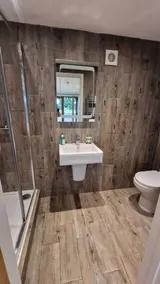 Relaxing Room With Ensuite Rutland Point - Image 2