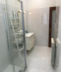 90m² de conforto a poucos passos do lago no centro histórico de Suna - Image 4