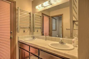 Spacious cabin with AC, private lake, hot tub, movie room - Image 4