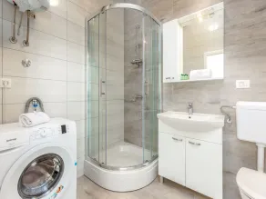 Apartment with swimming pool near sea - Image 2