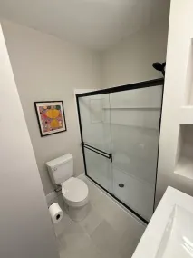 Newly Remodeled 4 bedroom - 5 minute walk to downtown fountain! - Image 4