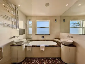 Stunning 4 Bedroom House in Old Windsor - Image 3