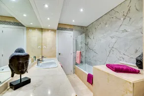Apartment with sea views in Puerto Banus - Image 4