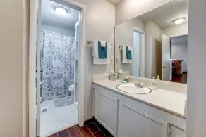 Stay in a classically designed apt near ORU, exercise trails, and restaurants! - Image 2