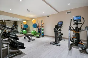 All-Suite Ski-In Ski-Out Penthouse - Pool Hot Tub & Mountain-View Balcony - Image 2