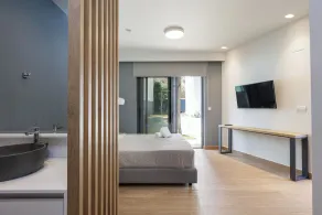 Sauna, heated pool, kids pool, close to the beach & shops! - Image 5