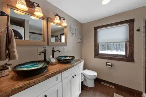 Log Home mins from Lake George, w/ heated salt water pool and hot tub! - Image 4