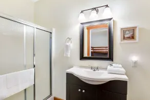 Custom home with balcony, radiant floor heating & washer/dryer - Image 5
