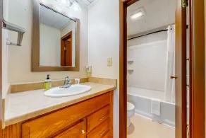 Comfortable motel rooms in a great location with shared resort amenities - Image 4