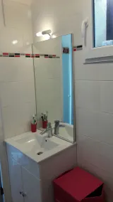 Lille hus med have og gård nær Valrusstrand - Image 3