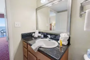 Amazing Pools, Direct Oceanfront Studio, King bed - Image 2