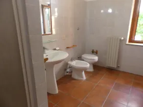 Portion of farmhouse in the countryside of Treia with use of swimming pool - Image 2