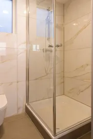 Edifício de 1920 recentemente renovado com cama de hotel queen, pátio e cozinha compartilhada. - Image 5