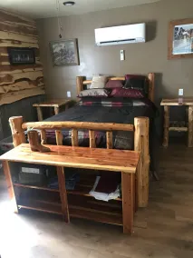 The Desperado Inn is a charming secluded cabin with Mountain Fork River access - Image 5