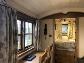 Luxury Shepherd's Hut with Stunning Views - Image 4