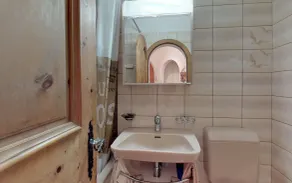 Apartment house in super convenient location. - Image 3