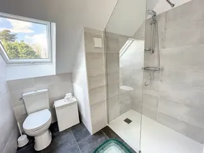 Charming 3-Bedroom House Near Beach with Garden, Free WiFi, and Parking - Image 5