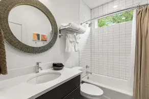 Modern 2 Bedroom Home near UT  - Walk to bars and restaurants! - Image 5