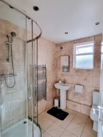 Sunny detached bungalow with private courtyard - Image 2