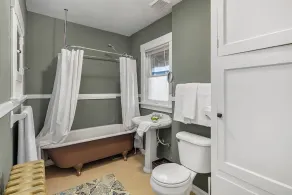 Spacious Charming Craftsman Seattle Apartment - Image 3