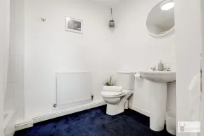Spacious Whitwick Stay 3-Story House - Image 4