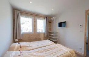 Chalet, wifi, ski-in/ski-out & foot of the slopes, view ski slopes, terrace, parking, tv, ski locker - Image 5