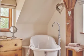Luxueux chalet familial avec cadre en chêne avec un style intérieur contemporain - Image 5