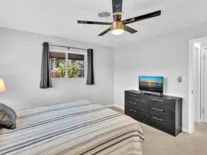 Heated salt water pool, patio, yard, laundry, kayaks, BBQ,hot tub,prime location - Image 5