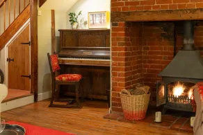 Wren Cottage, a very cosy historic Coastal Cottage in a pretty little village - Image 2