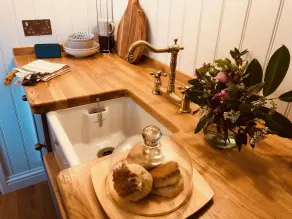 The Hideaway Shepherds Hut & Hot Tub, sleeps 2. - Image 2