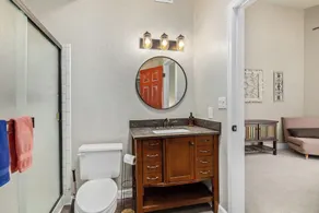 Cute house, big private shaded yard, cul-de-sac, close to ALL entertainment! - Image 4