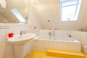 Spacious holiday home in the port town of Sassnitz on the island of Rügen - Image 2
