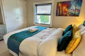 Character Bedford Apartment with Two Bedrooms - Image 3