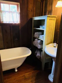 Coulter Farmstead - Old Washington Farm Stay -175 Yr Old Historic Cabin - Image 3