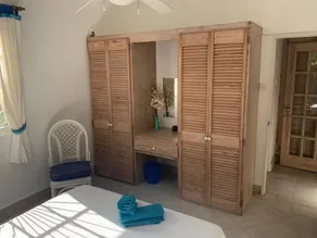 ATTRACTIVE self contained apartment in a 2 storey villa Spacious & well equipped - Image 5