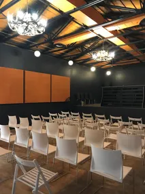 Phoenix Park Ballan - Alojamiento para grupos, Sala del festival, Retiro - Image 2