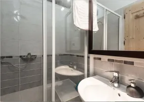 Spektakulær staldkonvertering med fantastisk udsigt og boblebad - Image 4