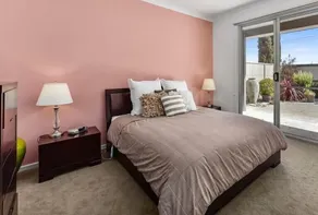 Executive lifestyle holiday accommodation, free WIFI. Town center. - Image 4