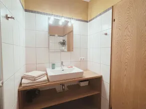 Smuk hytte til engangsbrug med en vidunderlig udsigt og fyrretræ - Image 3