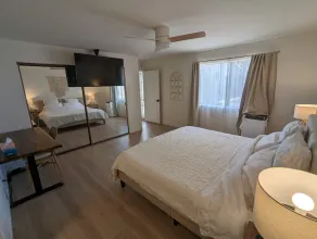 5-bed Large Bohemian BEACH Pad with AC, Patio & Parking - Walk 1min to BEACH! - Image 4