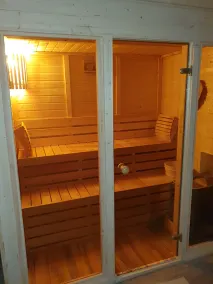Idyllisches-Blockbohlenhaus-mit-eigenem-Garten-und-Sauna-zum-Wohlfuehlen - Image 4
