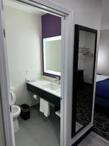 Lakeside Inn and Suites - Image 5