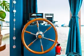 Houseboat - Sleeps 2 & Free Parking - Image 2