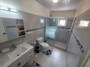 Romantic House with Spacious Hot Tub Spa, Family/Pet friendly and Free Parking - Image 3