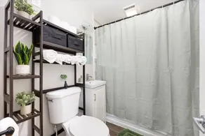 Spacious 3 Bedroom Apartment - 10 Minutes to Downtown - Sleeps up to 10 - Image 3
