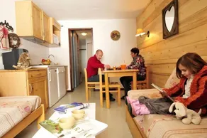 Wifi, 50m from ski slopes, view mountain/ski slopes, swimming pool, balcony, parking, tv, ski locker - Image 4