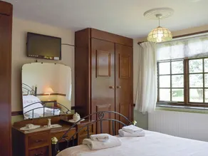 3 bedroom accommodation in Oulton Broad, near Lowestoft - Image 3