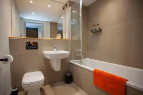 Higgihaus Cabot Mews Aparthotel - Image 3