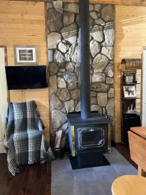 Cozy year round cabin in the woods, walking distance to the lake - Image 3
