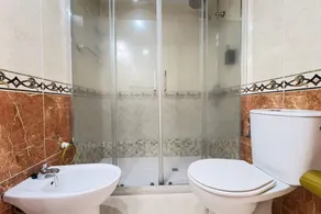 Erleben Sie Küstenkomfort in dieser gemütlichen Wohnung, die sich im ersten Stock des Gebäudes Acapulco II befindet und über eine nach Norden ausgerichtete Terrasse verfügt. Ideal, um angenehme Tage am Strand in der familienfreundlichen Umgebung von - Image 3